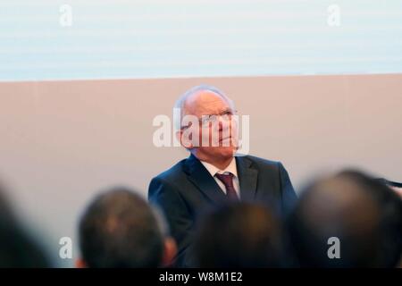 Le ministre allemand des Finances, Wolfgang Schaeuble parle au cours d'une session de la 2016 Les ministres des Finances du G20 et des gouverneurs des banques centrales à l'Pudong Banque D'Images