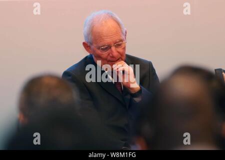 Le ministre allemand des Finances, Wolfgang Schaeuble parle au cours d'une session de la 2016 Les ministres des Finances du G20 et des gouverneurs des banques centrales à l'Pudong Banque D'Images