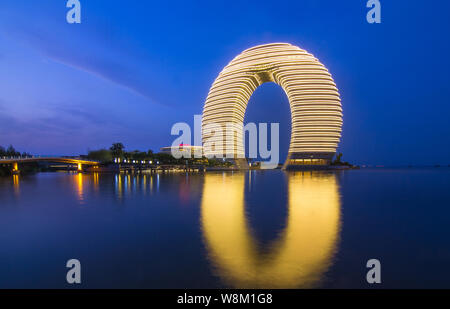 --FILE--vue de la nuit de l'hôtel Sheraton Huzhou Hot Spring Resort de Shanghai, la Chine de l'est la province du Zhejiang, 13 juillet 2015. Pas plus 'bizarre' ... Banque D'Images