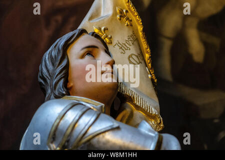 FR - Statue de Jeanne d'Arc d'une église française en Guide de présentation catholique./ en - Statue de Jeanne d'É Arc à l'intérieur de l'église française Banque D'Images