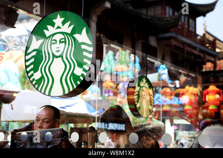 ---Fichier-clients chinois prendre un café au café de café Starbucks au Jardin Yu, également connu sous le Jardin Yuyuan, à Shanghai, Chine, 19 janvier 2016. Banque D'Images