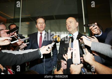 Le Président de l'Eurogroupe Jeroen Dijsselbloem, gauche, et de l'UNION EUROPÉENNE Affaires économiques et financières, fiscalité et douanes commissaire Pierre Moscovici sont interview Banque D'Images