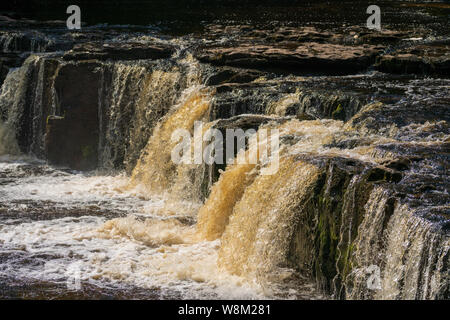 Aysgarth Falls dans le Yorkshire Dales National Park sont un vol triple de cascades entouré de forêts et de terres agricoles, Banque D'Images