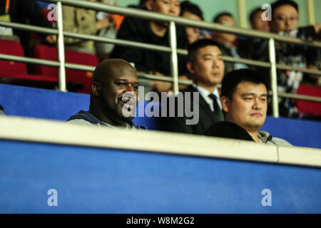 --FILE -- Ancien joueur américain de basket-ball superstar Shaquille O'Neal, à gauche, et à la retraite de basket-ball chinois Yao Ming superstar regarder un match de basket-ball à sh Banque D'Images