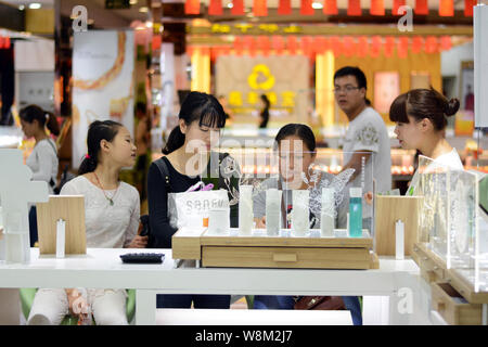 ---Fichier-clients acheter Chinois et les produits de beauté à un centre commercial dans la ville de Xuancheng Langxi, comté, la Chine de l'est la province de l'Anhui, 30 Se Banque D'Images