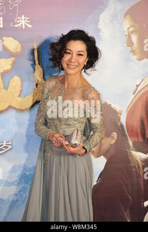 L'actrice malaisienne Michelle Yeoh arrive sur le tapis rouge pour la première du film "Crouching Tiger, Hidden Dragon : Sword of Destiny' dans Beijing, Banque D'Images