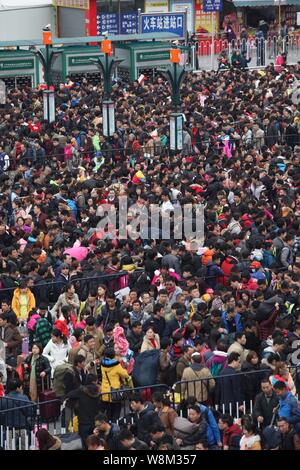 Des foules de passagers chinois qui dirigent accueil pour le prochain Nouvel An Chinois, aussi appelé Fête du Printemps, d'attente à la place en face de la Banque D'Images