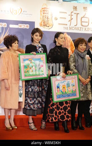 Hong Kong chanteuse et actrice Kelly Chen, deuxième à gauche, l'actrice chinoise Gong Li, deuxième à droite, et d'autres acteurs et vous assister à un événement de premiere Banque D'Images