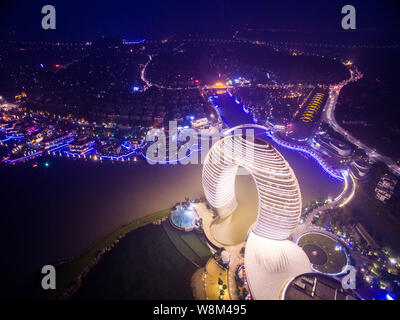 Vue aérienne de l'hôtel Sheraton Huzhou Hot Spring Resort la nuit à Hangzhou, Zhejiang Province de Chine orientale, 1 janvier 2016. *** *** Local Caption Îâ Banque D'Images