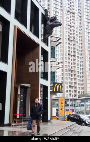 A 3 mètres de haut de la sculpture monster film géant King Kong est représenté sur le troisième étage d'un immeuble à Shanghai, Chine, le 5 janvier 2016. Un 3 mètres Banque D'Images