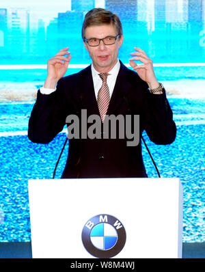 L'Olaf Kastner, président et chef de la région de la Chine BMW, prononce un discours lors de la cérémonie d'ouverture de la nouvelle usine de moteurs de BMW Brilliance une Banque D'Images