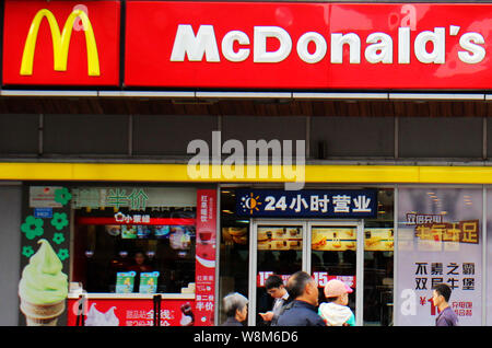 --FILE--piétons passent devant un restaurant de fast-food McDonald's à Chongqing, Chine, 14 novembre 2014. McDonald's Corp ont déclaré un meilleur-que-s'attendre Banque D'Images