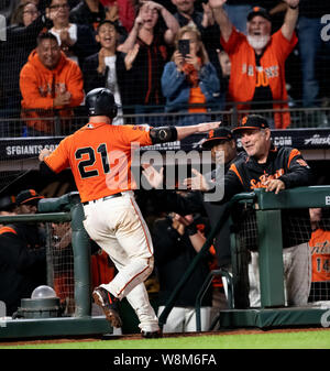 San Francisco, USA. 09Th Aug 2019. 09 août, 2019 : San Francisco Giants catcher Stephen Vogt (21) est accueillie par des fans acclamant et Bruce Bochy (15) pour son sixième manche home run, lors d'un match entre la MLB Phillies de Philadelphie et les Giants de San Francisco au parc d'Oracle à San Francisco, Californie. Credit : Cal Sport Media/Alamy Live News Banque D'Images