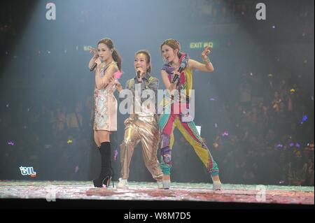 Hong Kong singer Joey Yung, centre, exécute avec Gillian Chung et Charlene Choi, gauche, droite, du duo pop de Hong Kong Twins pendant leur concert à Ho Banque D'Images