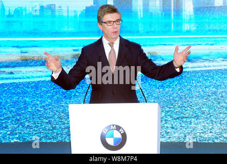 L'Olaf Kastner, président et chef de la région de la Chine BMW, prononce un discours lors de la cérémonie d'ouverture de la nouvelle usine de moteurs de BMW Brilliance une Banque D'Images