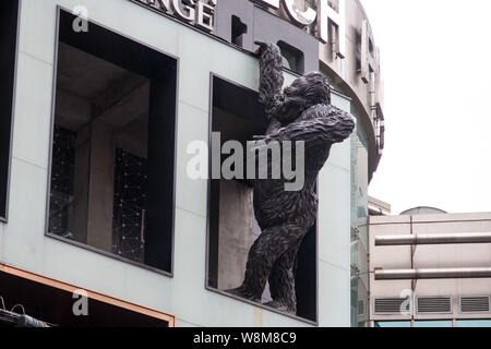 A 3 mètres de haut de la sculpture monster film géant King Kong est représenté sur le troisième étage d'un immeuble à Shanghai, Chine, le 5 janvier 2016. Un 3 mètres Banque D'Images