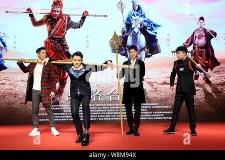 (De gauche) les acteurs de Hong Kong Chung-droit lui, mieux connu sous le nom de la Loi, lui et Aaron Kwok, comédiens chinois Feng Shaofeng et Shen Il, mieux connu comme Xiaoshe Banque D'Images