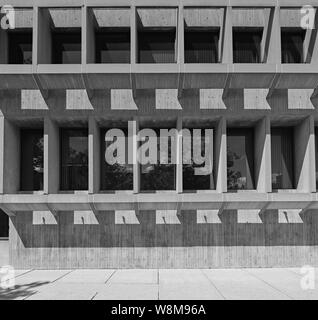 L'Hôtel de Ville de Brantford. Le bâtiment est situé au 100 Wellington Square. Conçu par Michael Kopsa et construit en 1967, la conception de l'architecture brutaliste Banque D'Images