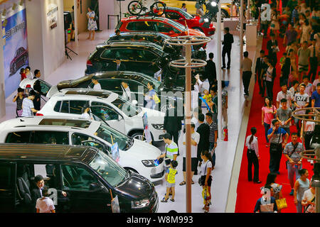 --FILE--visiteurs chinois regarder Volkswagen neuves sur l'affichage lors d'une auto show dans la ville de Guangzhou, province du Guangdong en Chine du sud, le 2 octobre 2015. Banque D'Images