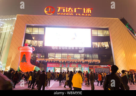 --FILE--Vue de nuit une Wanda Plaza à Xiamen, ville du sud-est de la province de Fujian en Chine, 24 décembre 2015. La propriété et l'entreprise d'investissement chinois Dalian Banque D'Images