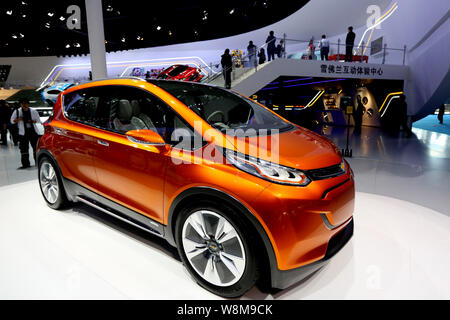 --FILE--un boulon Chevrolet EV concept car de Shanghai GM, une joint venture entre SAIC Motor et General Motors, est exposée au cours de la 16e Shanghai Banque D'Images