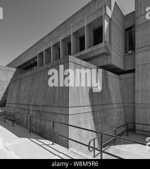 L'Hôtel de Ville de Brantford. Le bâtiment est situé au 100 Wellington Square. Conçu par Michael Kopsa et construit en 1967, la conception de l'architecture brutaliste Banque D'Images