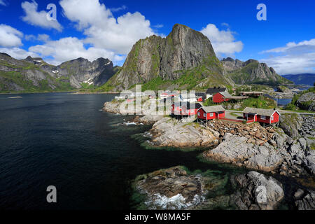 Couleur rouge traditionnelle Norvégienne rouge maisons de pêcheurs, les îles Lofoten, dans le nord de la Norvège Banque D'Images