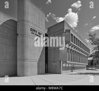 L'Hôtel de Ville de Brantford. Le bâtiment est situé au 100 Wellington Square. Conçu par Michael Kopsa et construit en 1967, la conception de l'architecture brutaliste Banque D'Images