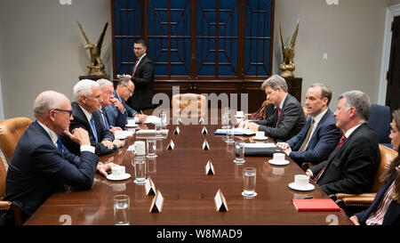 Washington, États-Unis d'Amérique. Le 06 août, 2019. Vice-président Mike Pence se réunit avec le Ministre britannique des affaires étrangères, Dominic Raab Mardi, Août 6, 2019, dans la Roosevelt Room de la Maison Blanche les gens : Vice-président Mike Pence se réunit avec le Ministre britannique des affaires étrangères, Dominic Raab Credit : tempêtes Media Group/Alamy Live News Banque D'Images