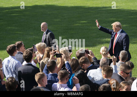 Washington, États-Unis d'Amérique. 09Th Aug 2019. Le président Donald J. Trump accueille les clients sur la pelouse Sud de la Maison Blanche Vendredi, 9 août 2019, avant d'embarquer à bord d'un marin pour commencer son voyage à New York et du New Jersey. People : Le président Donald Trump, Première Dame Melania Trump Credit : tempêtes Media Group/Alamy Live News Banque D'Images