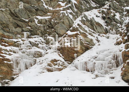 La glace et la neige sur les montagnes des Andes. Col Garibaldi, Tierra del Fuego, Argentine. Juillet 2019. Banque D'Images