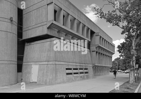 L'Hôtel de Ville de Brantford. Le bâtiment est situé au 100 Wellington Square. Conçu par Michael Kopsa et construit en 1967, la conception de l'architecture brutaliste Banque D'Images