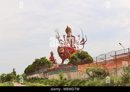 Un géant, idole de la déesse hindoue Durga, Rédempteur de l'univers, au temple Vaishno Mata à Vrindavan. Banque D'Images
