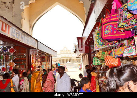 Le marché de la rue à l'extérieur d'un temple à Vrindavan. Les pèlerins sont l'achat de biens. Banque D'Images