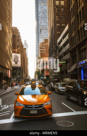 New York/USA - 27 mai 2019, Manhattan et le taxi. Taxi jaune à New York City. Le trafic, le coucher du soleil, NYC Banque D'Images