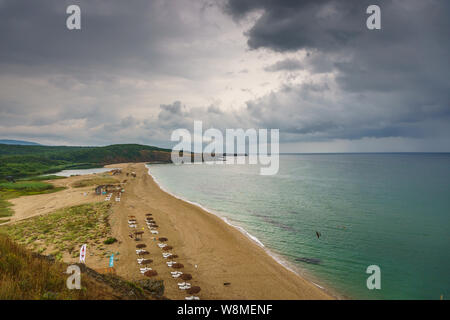 Beaux paysages de la côte de la mer Noire - orage d'aborder au cours de l'eau pure, plages de sable et la ligne impressionnant Banque D'Images
