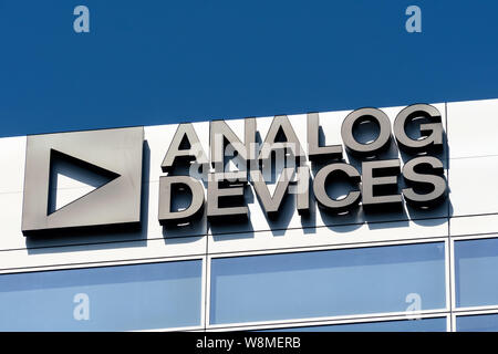 30 juillet 2019 Santa Clara / CA / USA - logo d'Analog Devices à leurs bureaux dans la Silicon Valley, Analog Devices, Inc, également connu sous le nom de DJA ou analogique, est un Banque D'Images