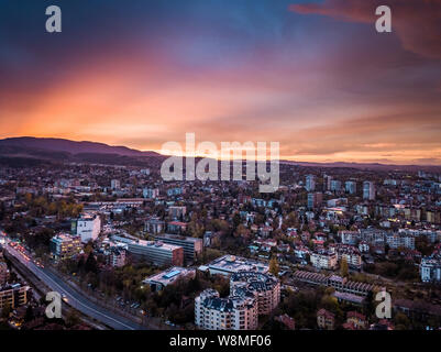 Belle vue aérienne sur Sofia, Bulgarie - incroyable, météo ciel coloré, parfait coucher de soleil sur les rues - impressionnant cityscape Banque D'Images