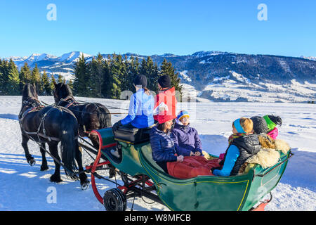 Voyage d'hiver avec horsescoach dans les contreforts des Alpes près de Sulzberg dans les Alpes autrichiennes Banque D'Images