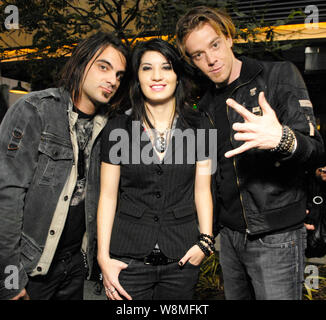 Mark Goodwin, Emma Enzai et Shimon Moore de Sick Puppies portrait durant arrive à la première Conférence annuelle de revolver Golden Gods Awards Epiphone au Club Nokia le 7 avril 2009 à Los Angeles. Banque D'Images