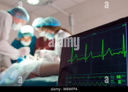 Le suivi de l'ECG et la saturation O2 chez le patient dans la salle d'opération. Banque D'Images