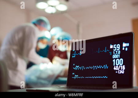 Le suivi de l'ECG et la saturation O2 chez le patient dans la salle d'opération. Banque D'Images