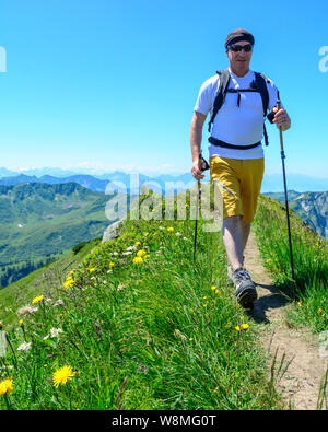 Homme Randonnée en région alpine dans les Alpes autrichiennes Banque D'Images