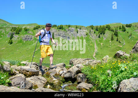 Homme Randonnée en région alpine dans les Alpes autrichiennes Banque D'Images