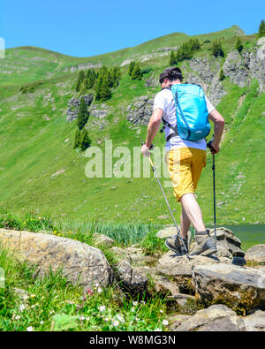 Homme Randonnée en région alpine dans les Alpes autrichiennes Banque D'Images