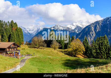 Paysage de montagne idyllique dans les Alpes d'Allgäu Oberstdorf près avec première neige au sommet d'une montagne Banque D'Images
