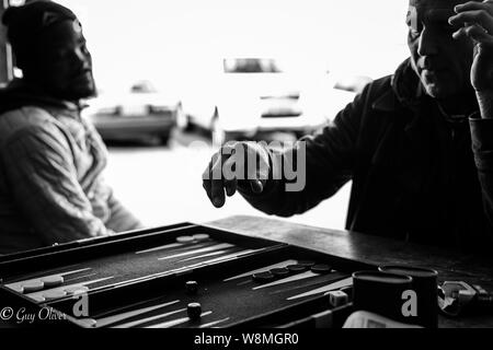 Jouant le jeu de backgammon sur la péninsule du Cap en Afrique du Sud, Glencairn, près de Cape Town Banque D'Images