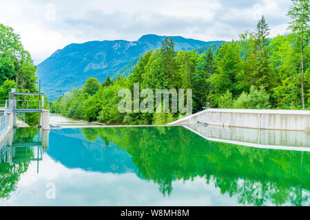 Weir sur une rivière près de Strobl dans l'État autrichien de Salzbourg, Autriche Banque D'Images