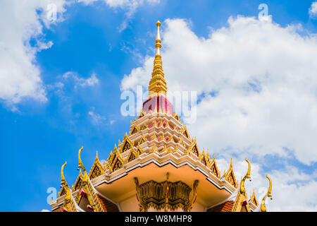 Toit de pagode temple thaïlandais, Thai temple haut toit vers le ciel Banque D'Images