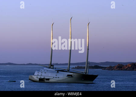 Palau, Sardaigne, Italie. Le 'A', le plus grand voilier au monde (143 mètres), le 9 août 2019. Le propriétaire est l'homme d'affaires russe Andrey Melnichenko Banque D'Images